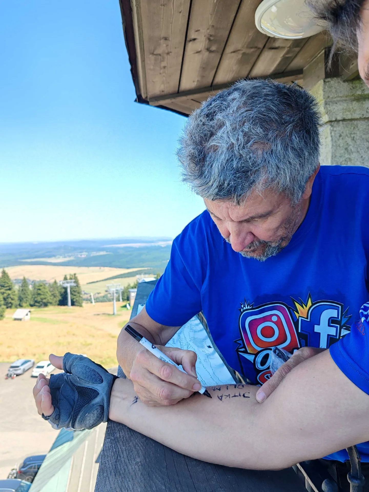 S sebou vezl podpisy podporovatelů.