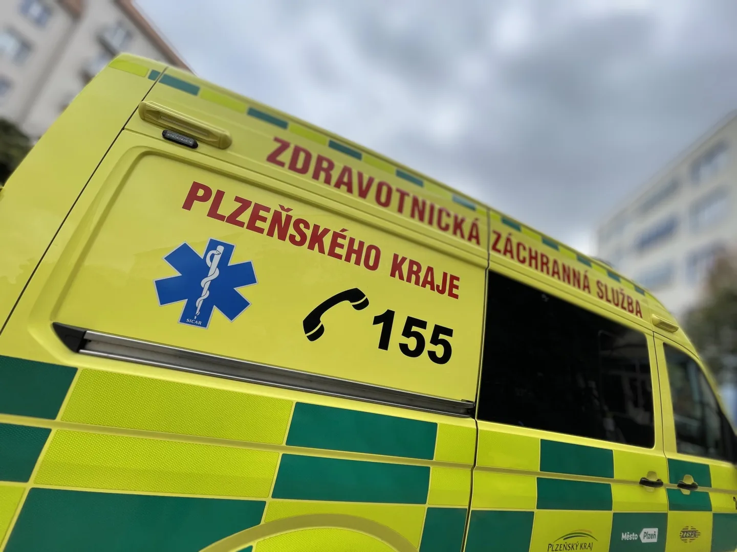Mladík chtěl sedět v prázdném autobusu sám. Místo toho dostal půllitrem do hlavy