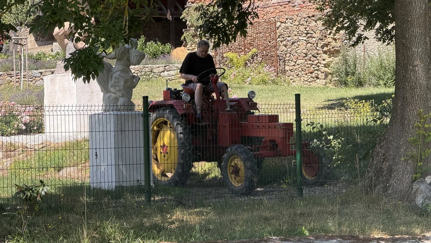 Zámecký pán rád pracuje na zahradě s těžkou technikou