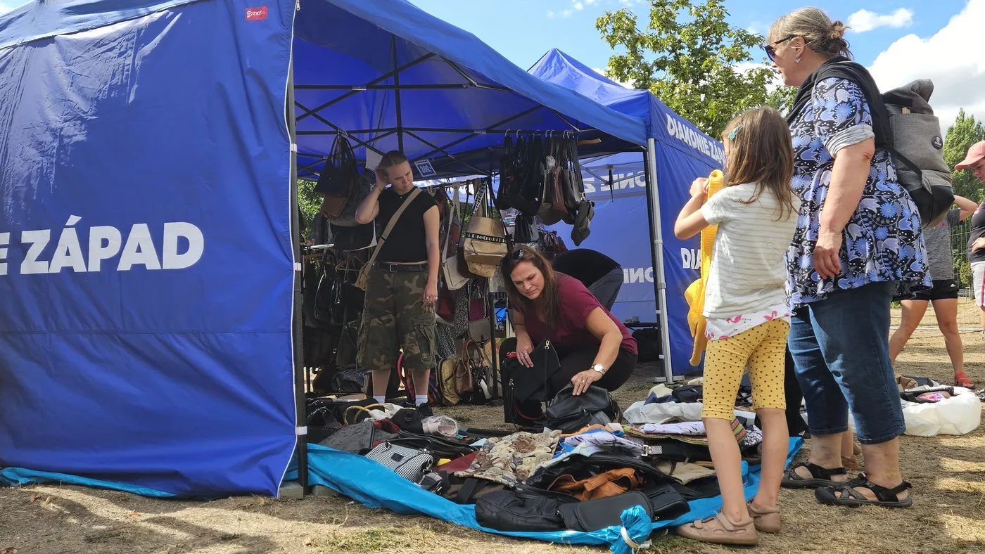 Lidé darovali na dobročinný bazar přes 700 kabelek. Zájem kupujících byl obrovský