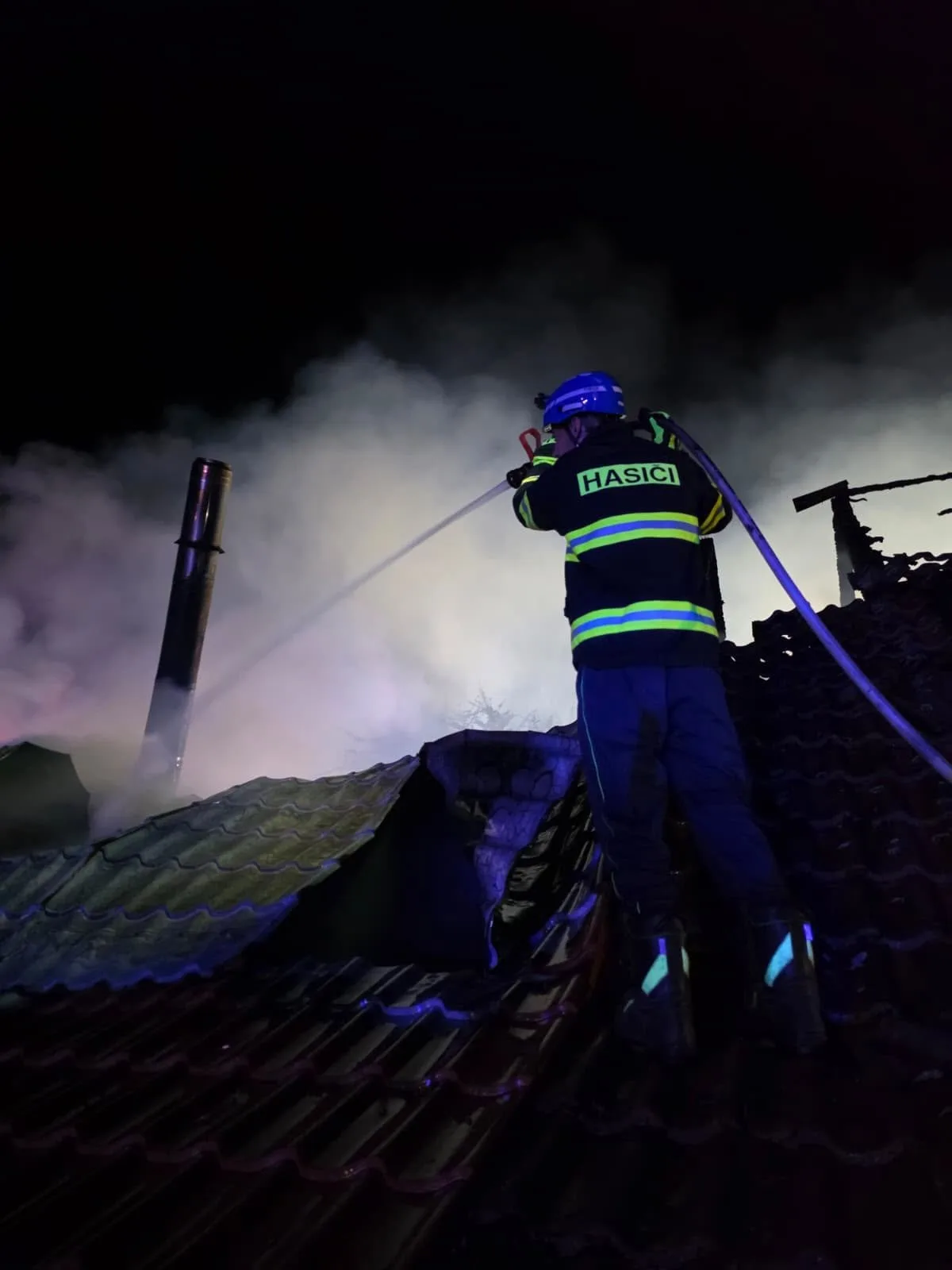 Při nočním požáru shořely čtyři rodinné domy, škoda dosahuje 18 milionů korun