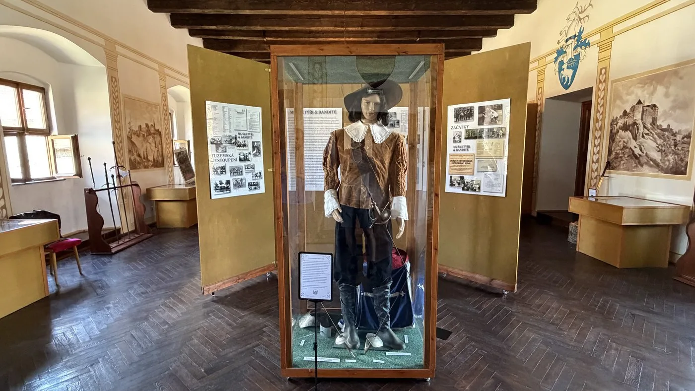 Expozice věnovaná českým skupinám historického šermu, které patří k absolutní světové špiččce
