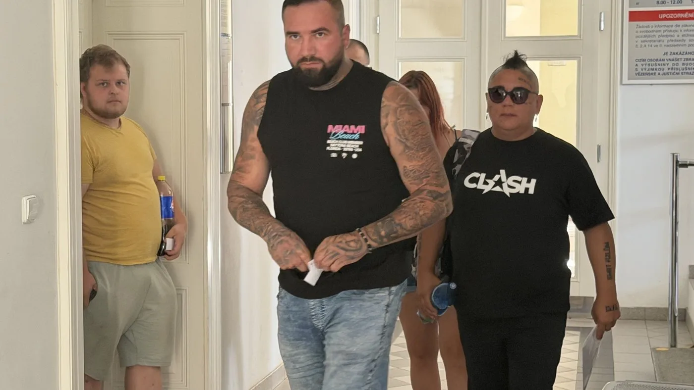 Nechvalně proslulý provokatér známý z Clashe je před soudem. Jednání předcházel konflikt