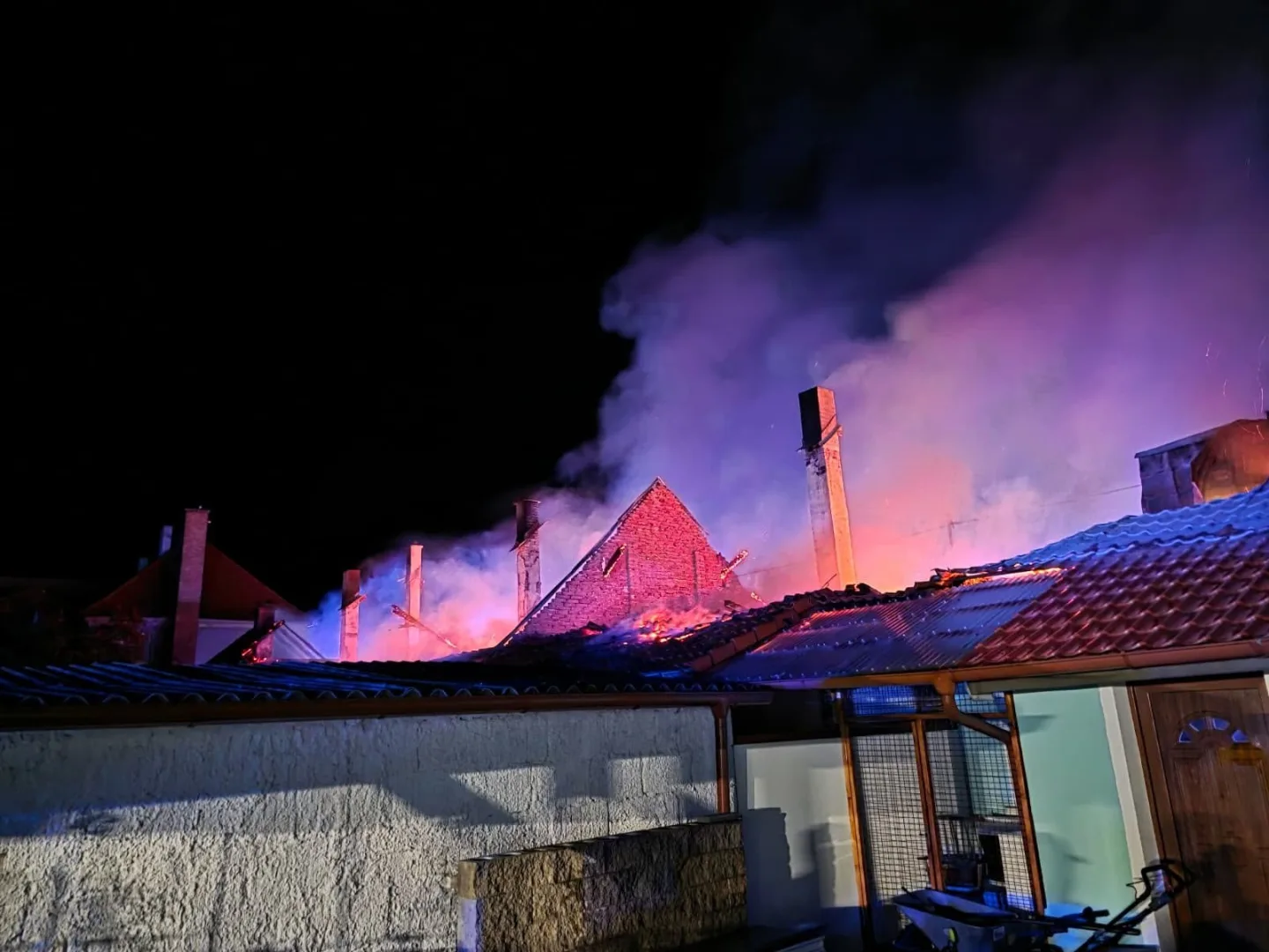 Při nočním požáru shořely čtyři rodinné domy, škoda dosahuje 18 milionů korun