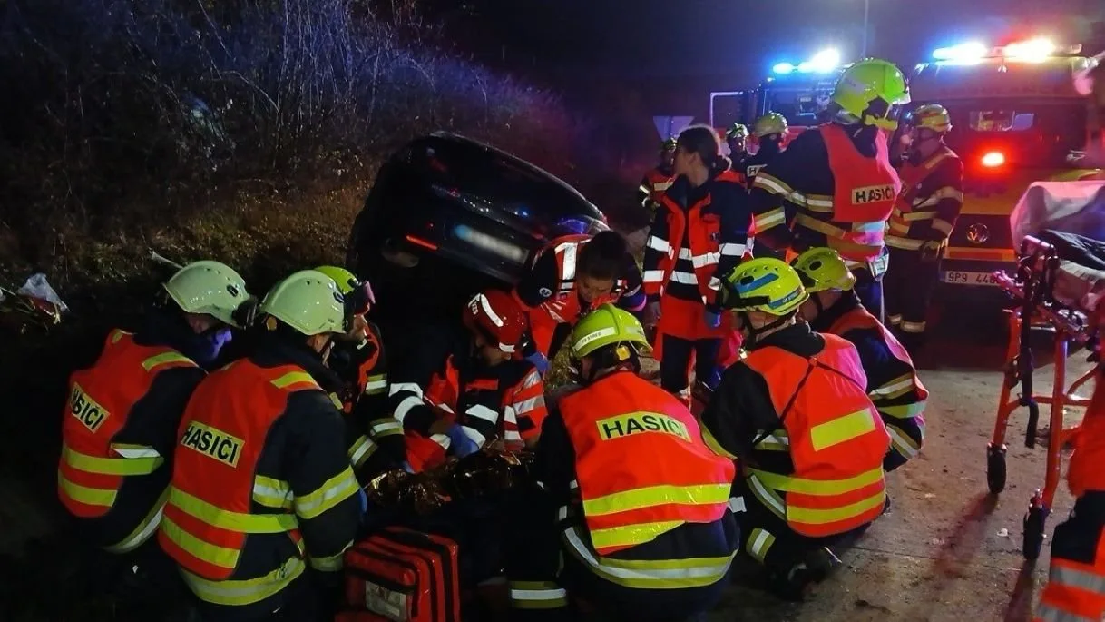 BMW v noci vyletělo z dálnice. Jedna cizinka zahynula, druhá utrpěla těžké zranění