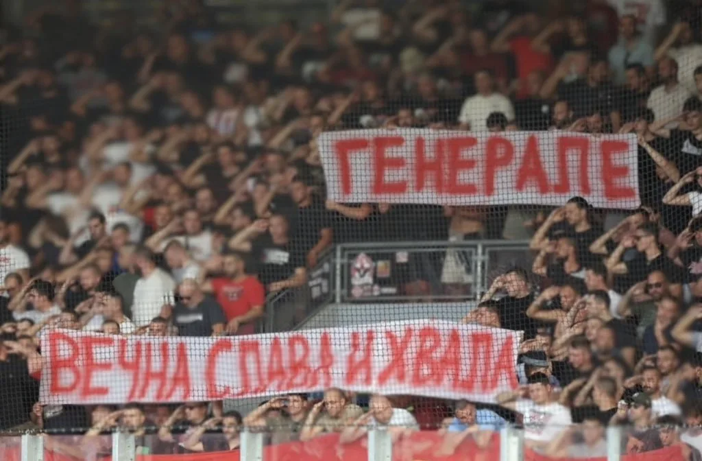 Skandál na tribuně v Plzni. Fanoušci Crvene zvezdy oslavovali válečného zločince