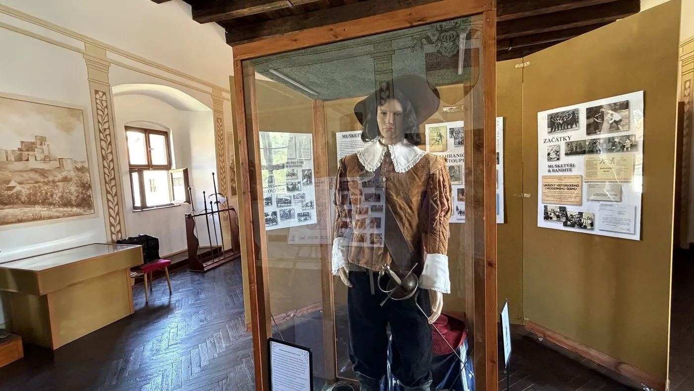 Expozice věnovaná historickému šermu se zbrojnicí