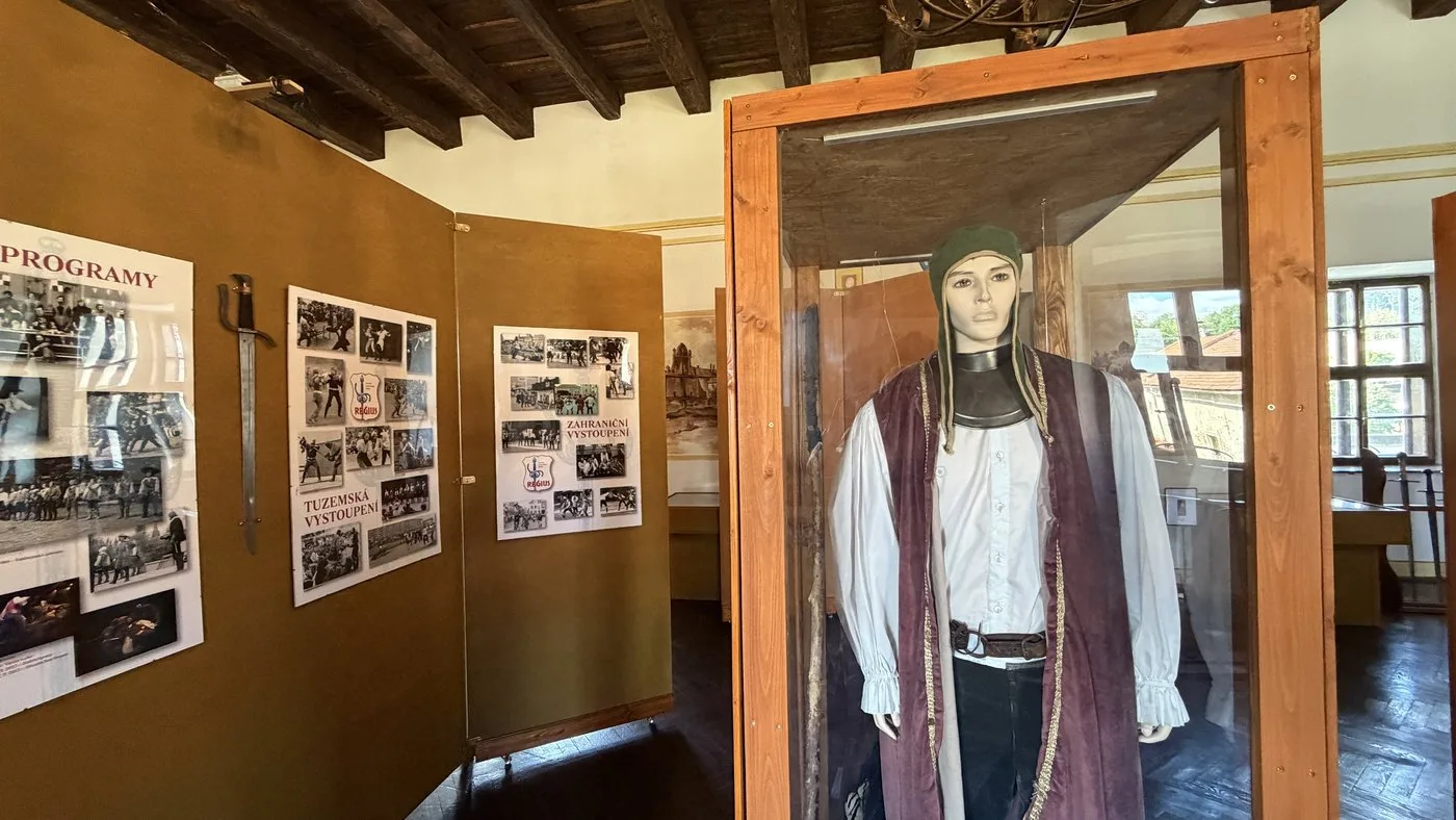Expozice věnovaná historickému šermu se zbrojnicí