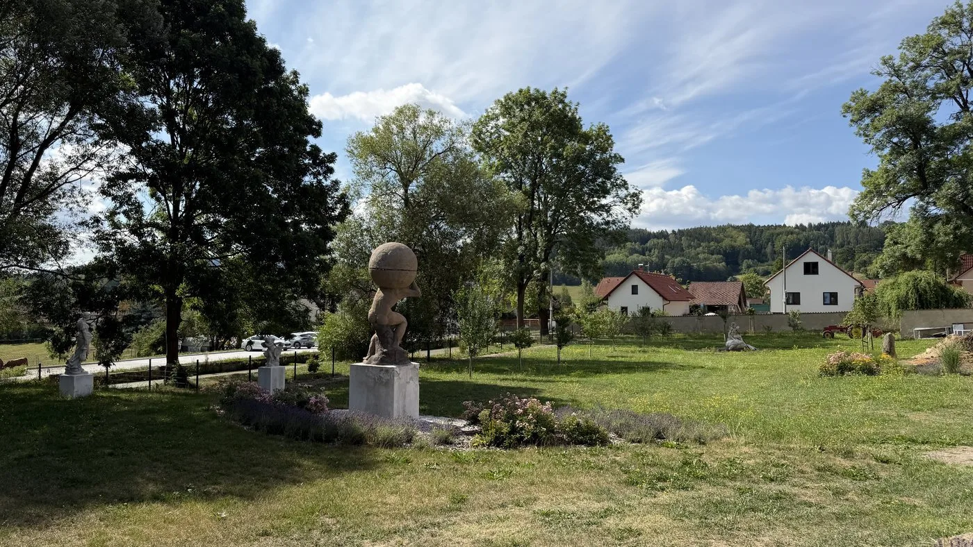 Rodina historického šermíře a zbrojíře opravuje malebný zámek se dvěma strašidly