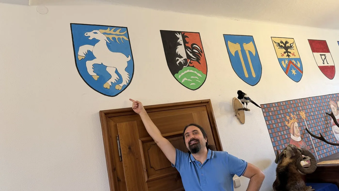 Rodina historického šermíře a zbrojíře má i vlastní erb