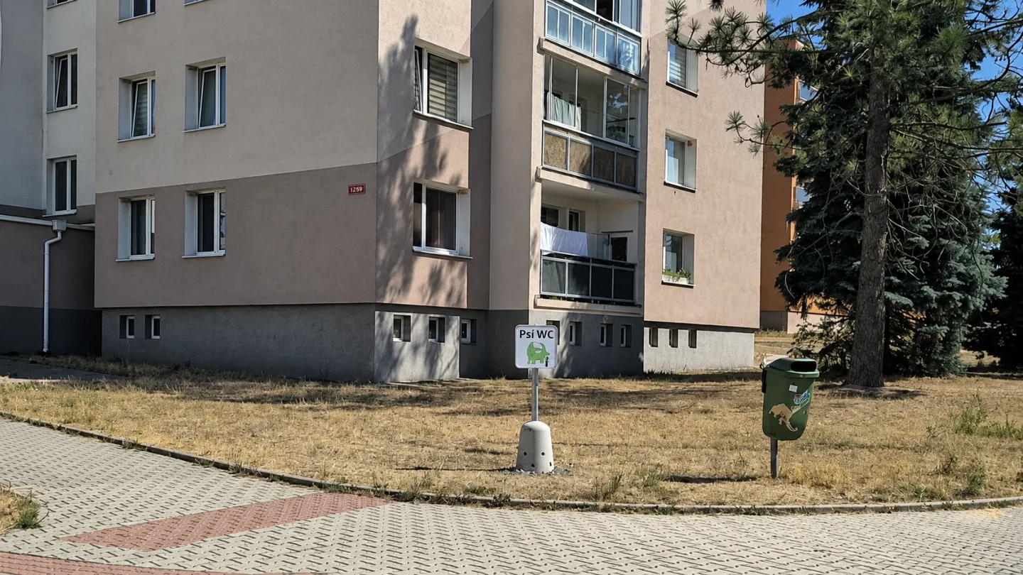 Obyvatele štvaly počůrané fasády a lampy, teď mají psi svůj vlastní pisoár