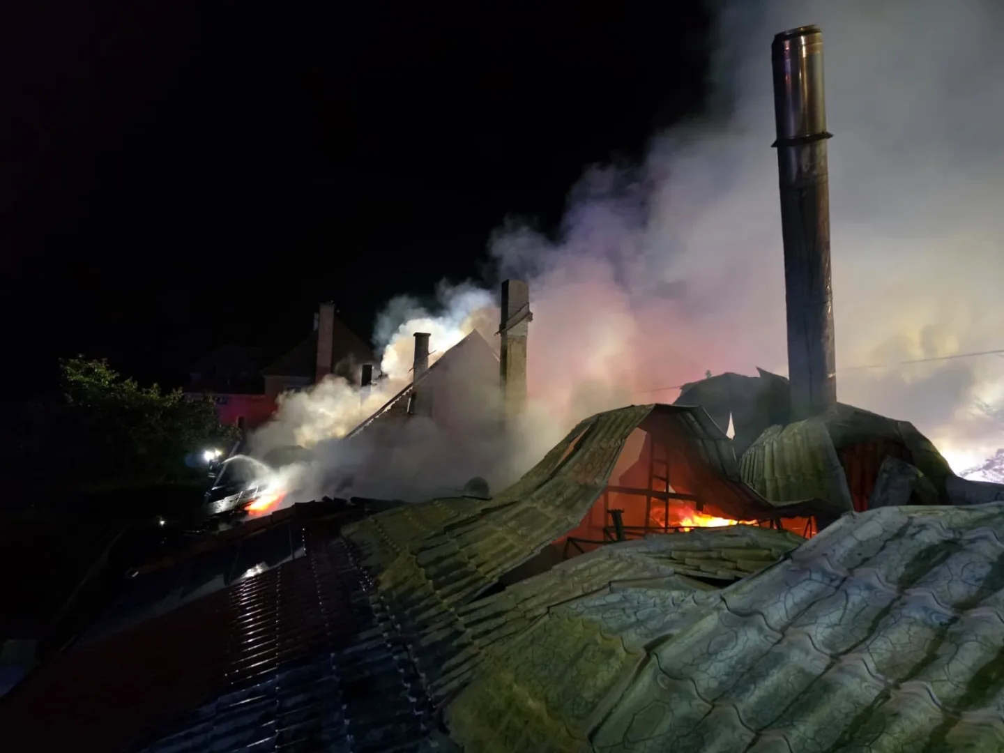 Při nočním požáru shořely čtyři rodinné domy, škoda dosahuje 18 milionů korun