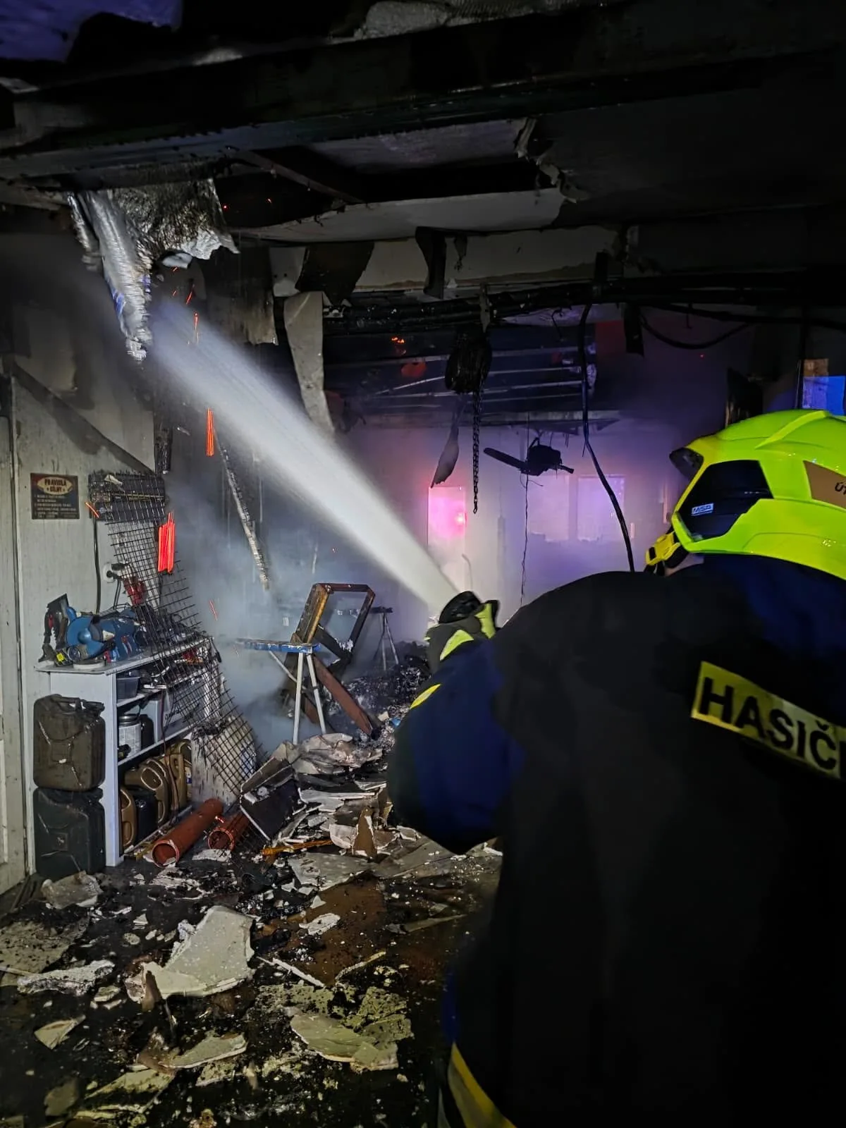 Při nočním požáru shořely čtyři rodinné domy, škoda dosahuje 18 milionů korun