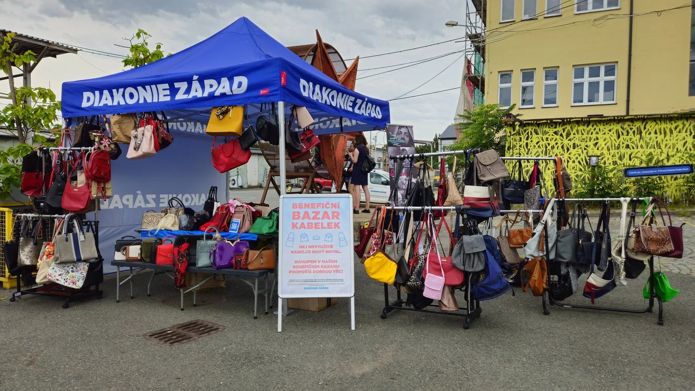 Lidé darovali na dobročinný bazar přes 700 kabelek. Zájem kupujících byl obrovský