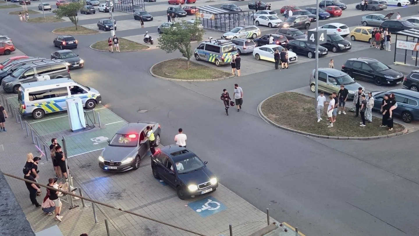Policie si tvrdě došlápla na účastníky tuningového srazu. Odhalila 41 přestupků