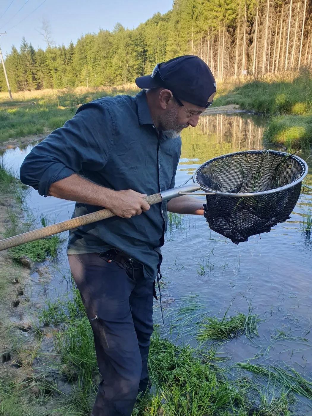Zoolog David Fischer při monitoringu tůní