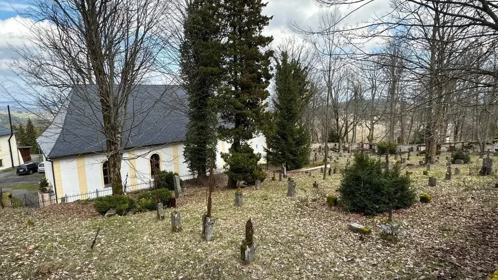 Hřbitov v Dobré Vodě na jaře