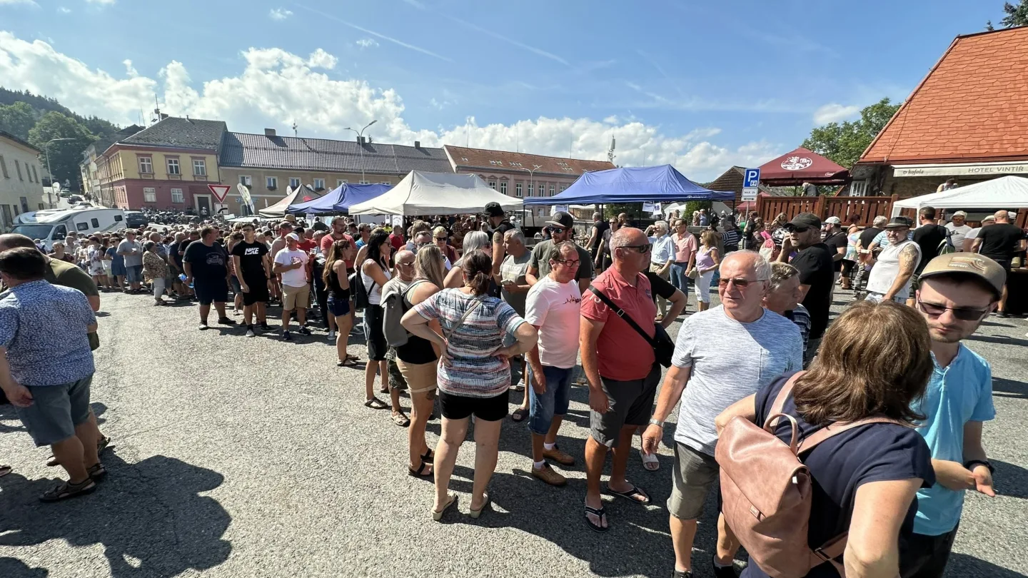 Šumavské město opět přivítá tisíce lidí na populárním mistrovství v opékání prasat