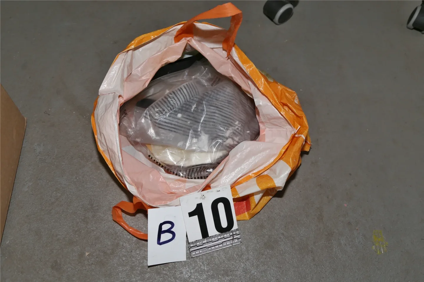 Kokain prodával i po návratu z vězení. Policie u muže našla kilo drogy a 2,2 milionu