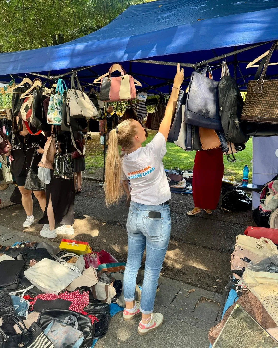 O bazar kabelek je obrovský zájem, peníze z prodeje podpoří dobrou věc