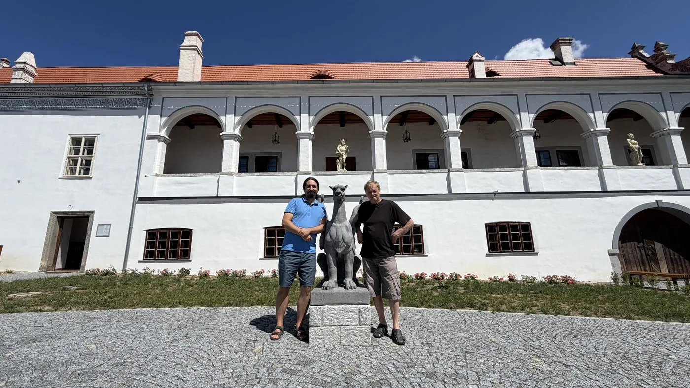 Rodina historického šermíře vlastní malebný zámek se strašidly. Stále ho opravuje