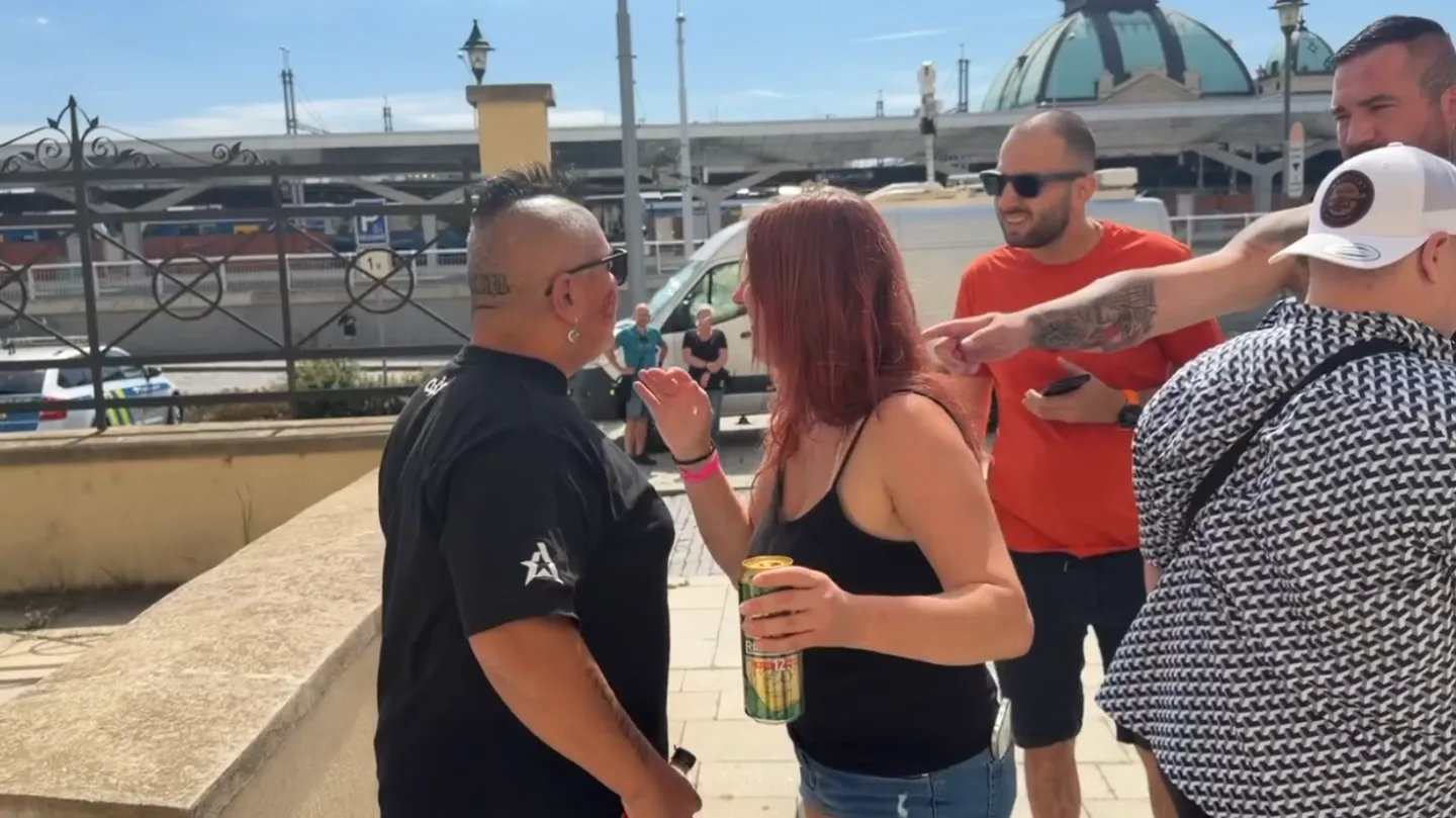Před budovou soudu to hodně vřelo