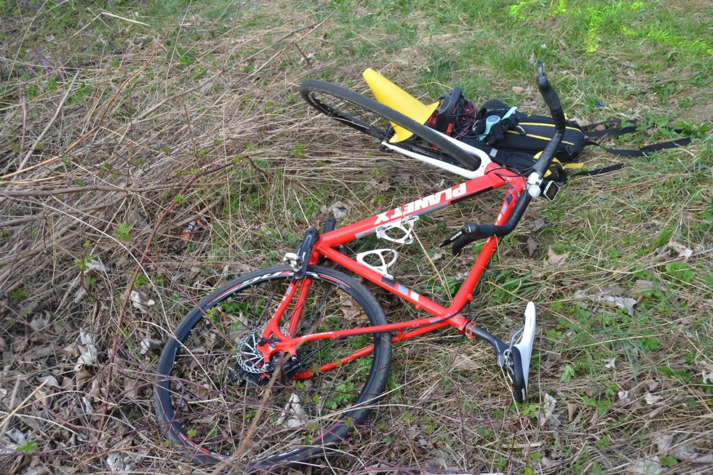 Starší cyklista zemřel po nárazu do stromu, utrpěl rozsáhlá poranění hlavy