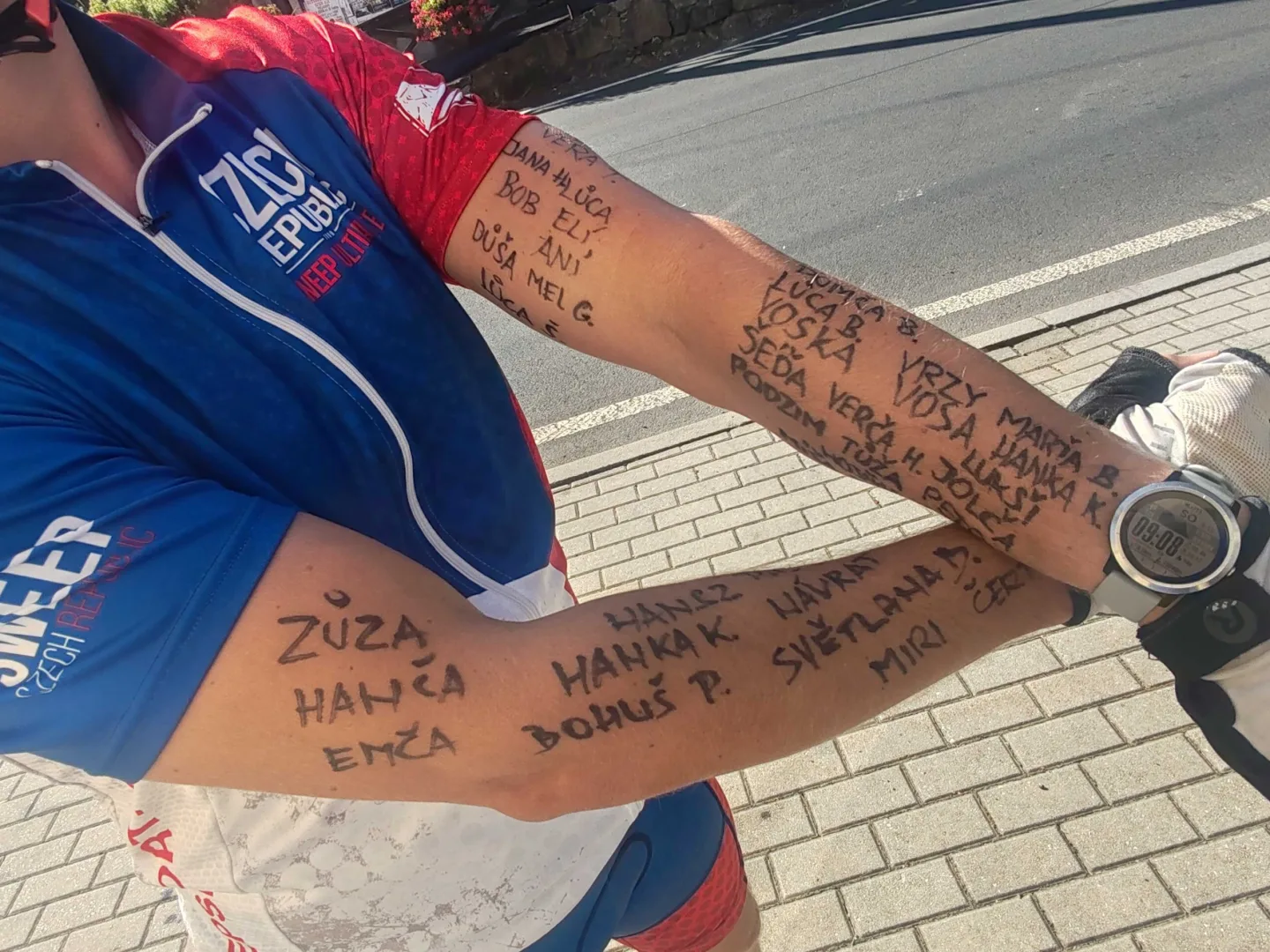 S sebou vezl podpisy podporovatelů.