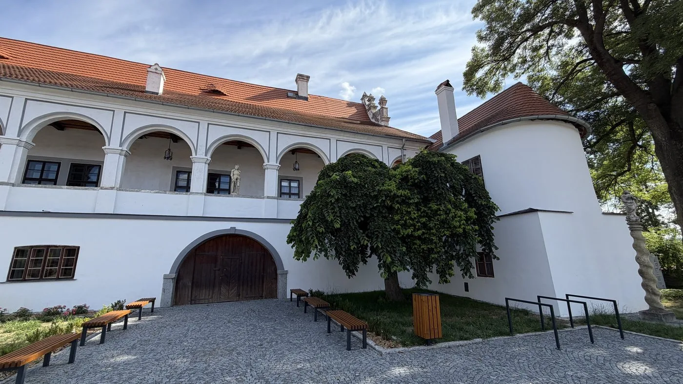 Zámek Mokrosuky s krásnými arkádami