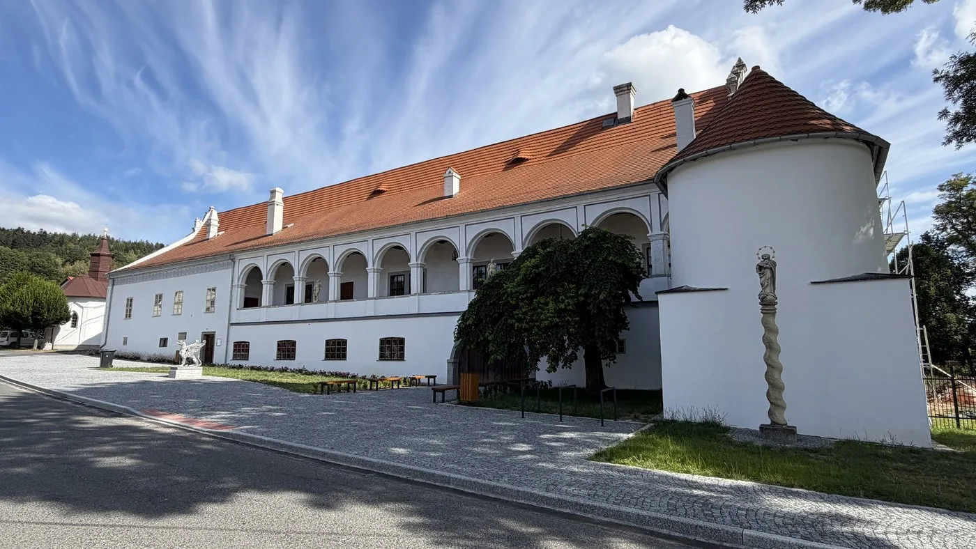 Zámek Mokrosuky s krásnými arkádami