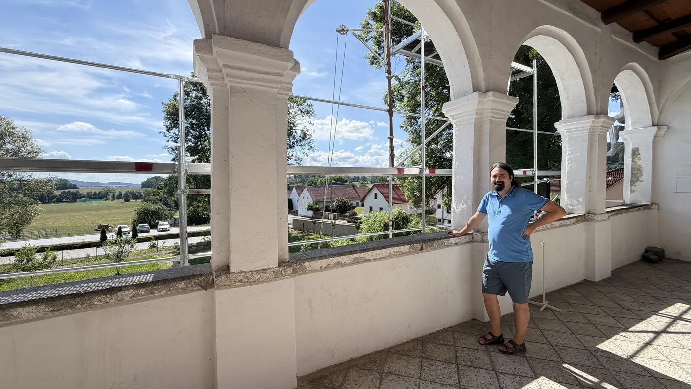Zámek Mokrosuky s krásnými arkádami