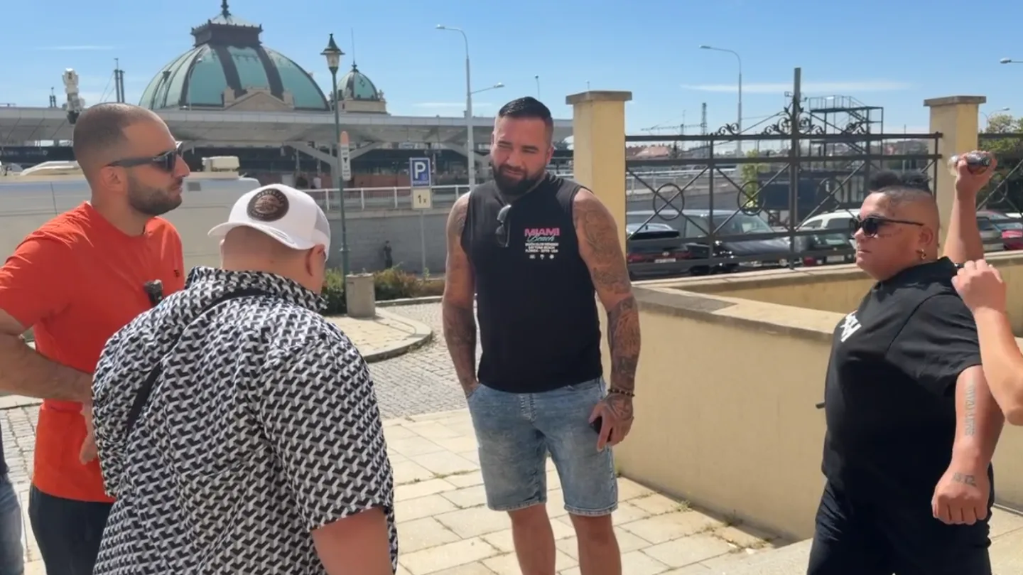 Před budovou soudu to hodně vřelo