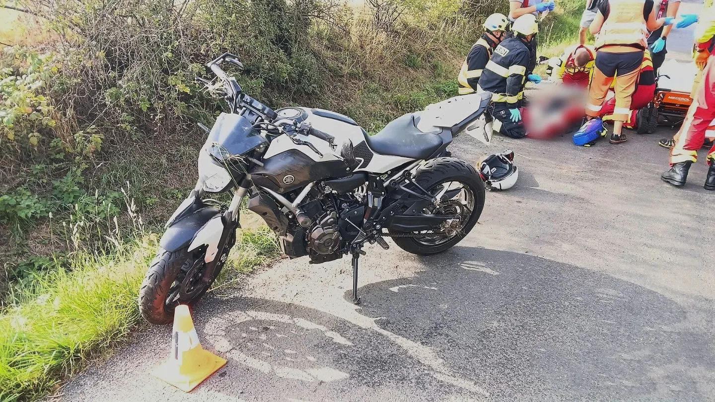 Motorkářka při nehodě utrpěla těžké zranění. Na místě zasahovali letečtí záchranáři