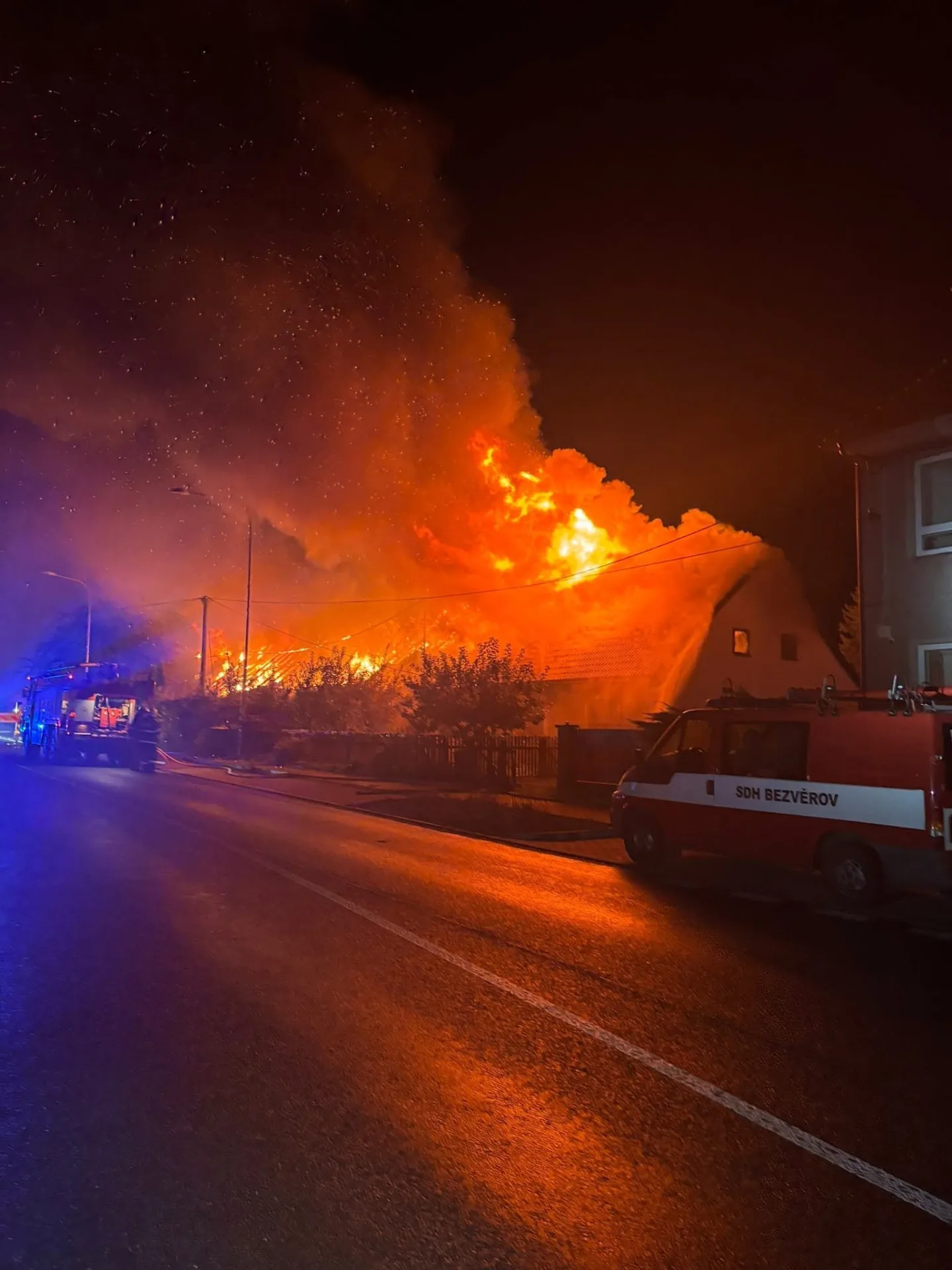 Při nočním požáru shořely čtyři rodinné domy, škoda dosahuje 18 milionů korun