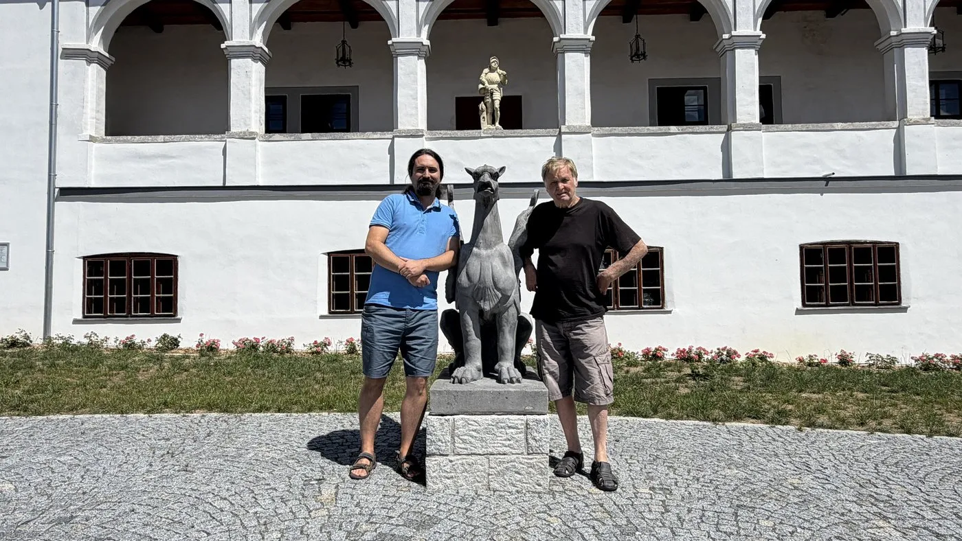 Adam Jelínek s otcem Janem Jelínkem před rodinným zámkem Mokrosuky