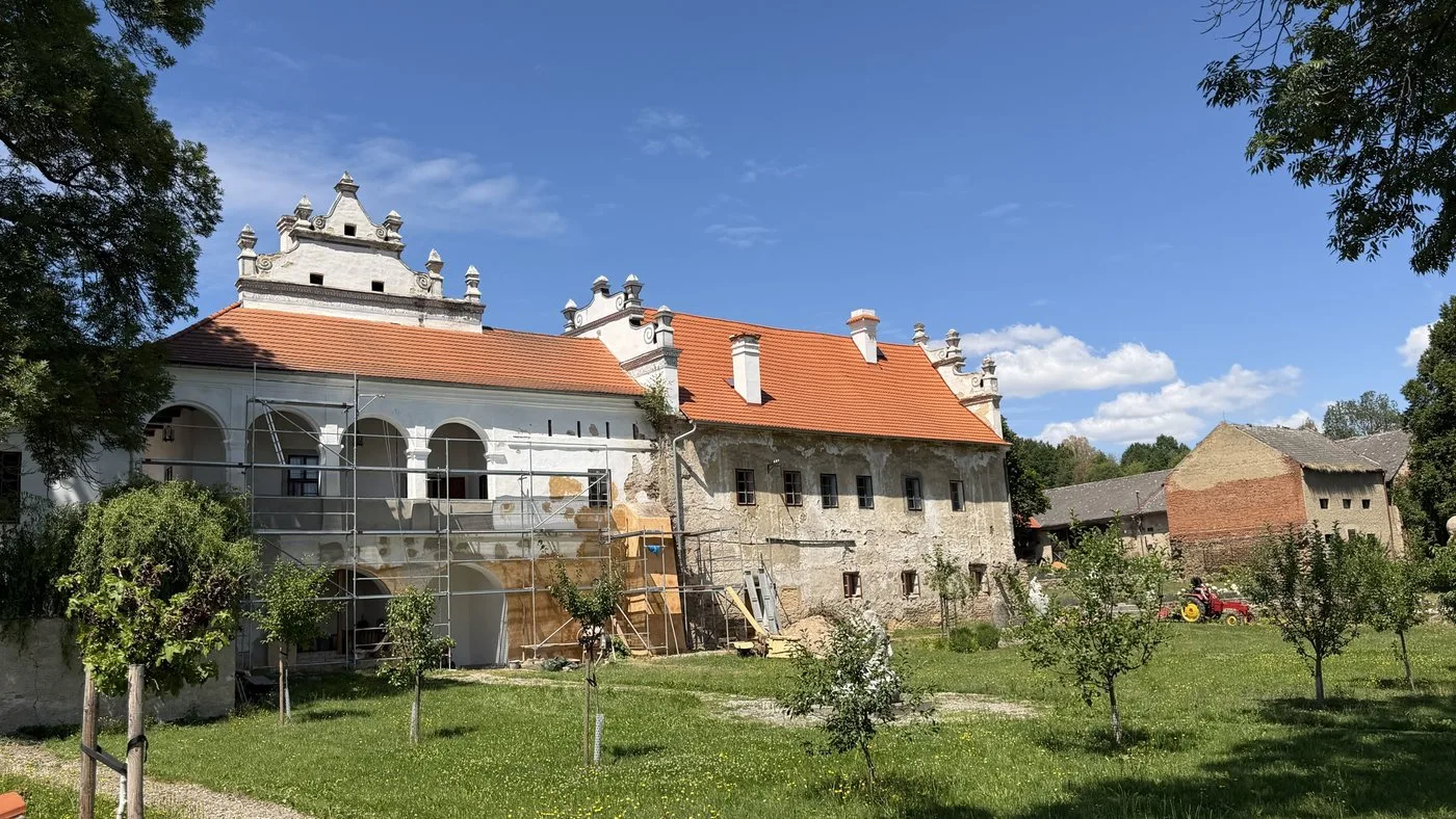 Zámek Mokrosuky, pohled přes zahradu