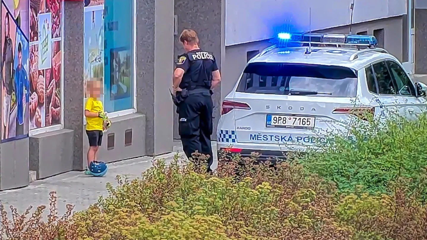 Maminka šla pro ňaminky. Chlapeček se za ní vydal, ztratil se a plakal u obchodu