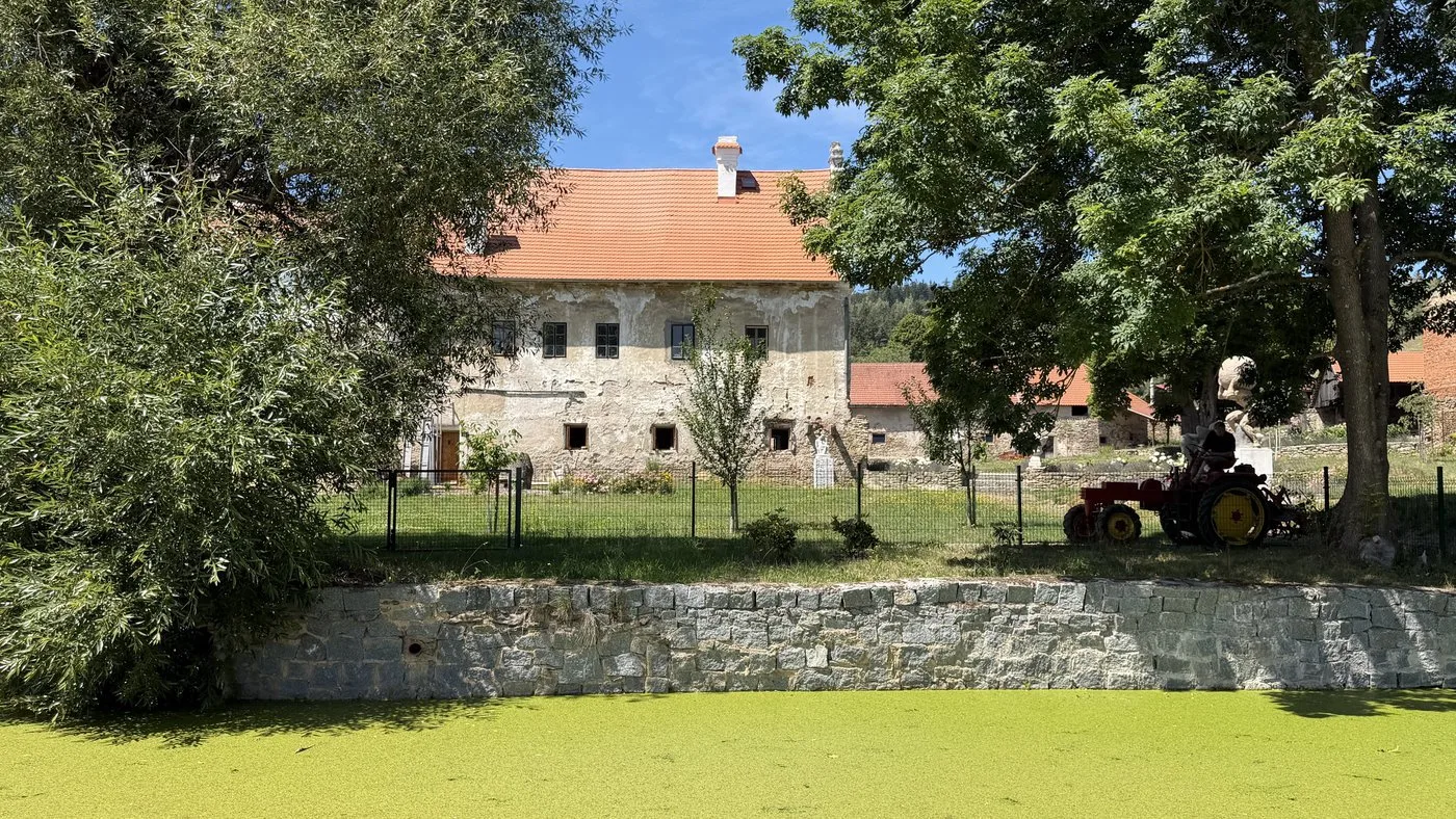 Zámek Mokrosuky, pohled přes zahradu