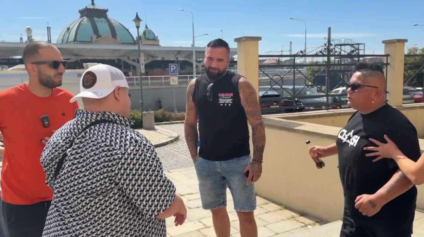 Před budovou soudu to hodně vřelo