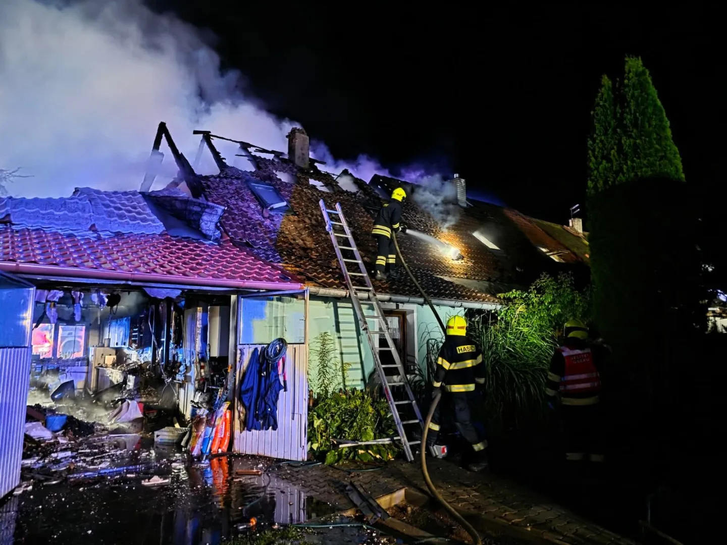 Při nočním požáru shořely čtyři rodinné domy, škoda dosahuje 18 milionů korun