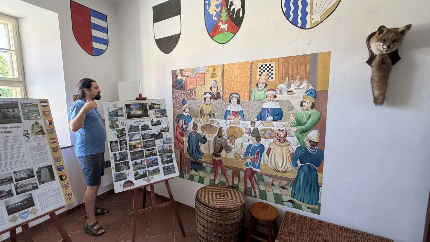 Rodina historického šermíře a zbrojíře opravuje malebný zámek se dvěma strašidly
