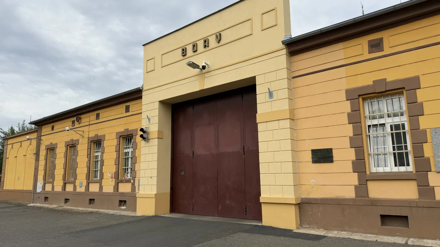 Spoluvězně uškrtil šálou. Za vraždu soud uložil recidivistovi 17 let vězení
