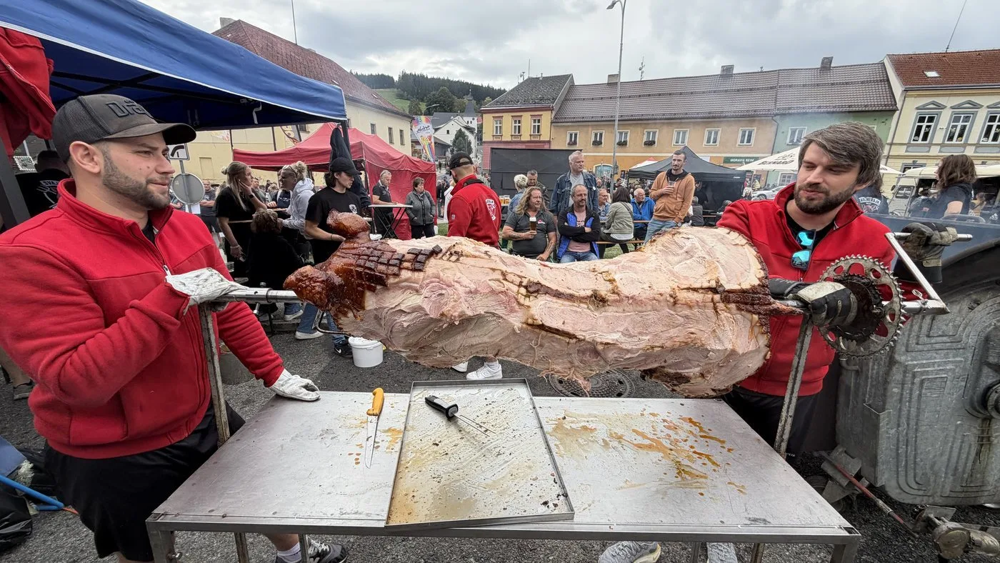 Takto peče prase vítězný tým z Bolešin