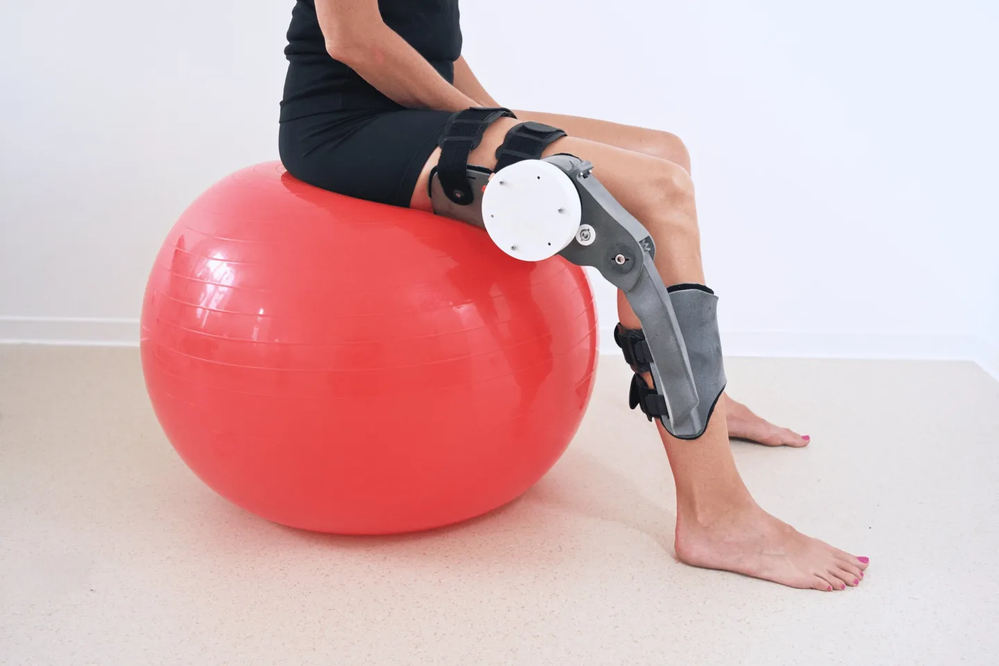 Robotická pomůcka pomůže při rehabilitaci kolena. Sleduje pohyb i aktivitu mozku