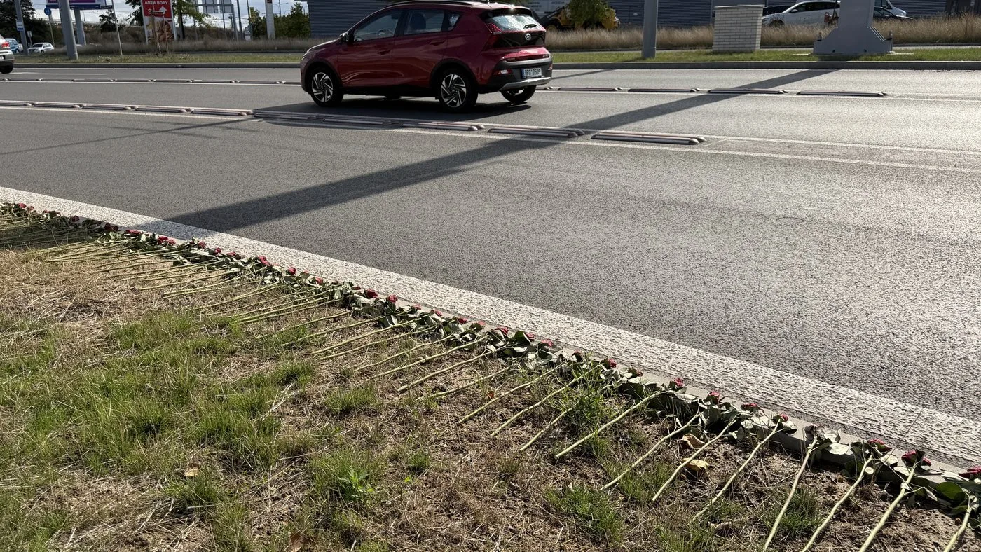 Stovky rudých růží obkroužily obří kruháč na památku čtyř obětí havárie vrtulníku