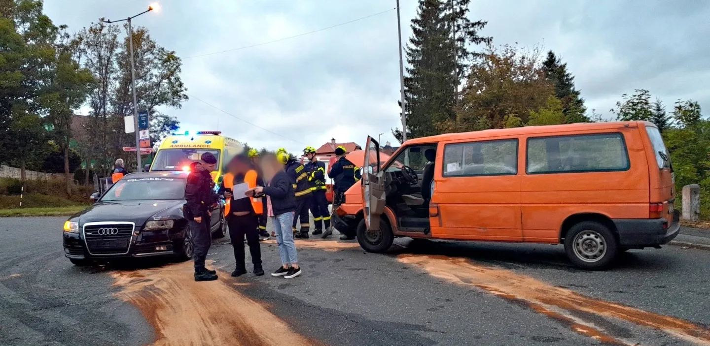 Řidič dodávky nedal přednost, se spolujezdkyní skončil v nemocnici