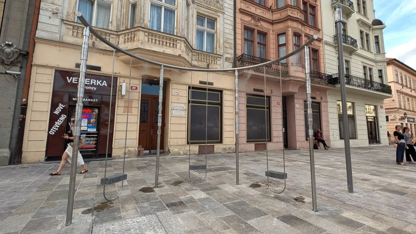KOMENTÁŘ: Šibenice nebo klepadlo na koberce? Nová atrakce na náměstí budí rozpaky