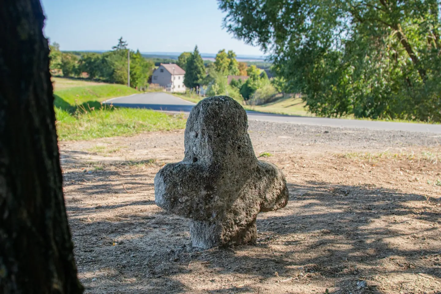 Děti ulechtané k smrti nebo bába zabitá vlkem, kamenný kříž obestírá tajemství