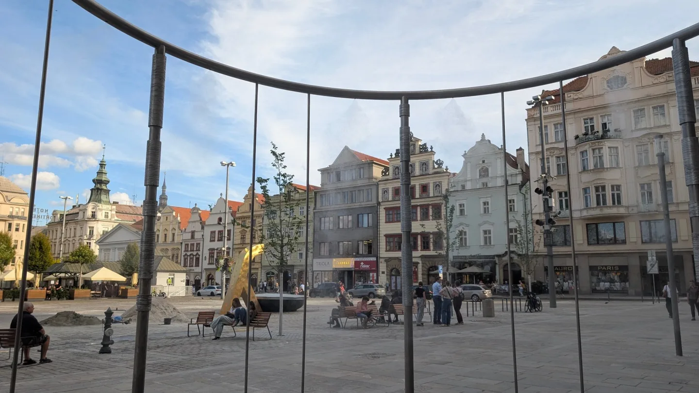 Šibenice nebo klepadlo na koberce? Nová atrakce na náměstí budí rozpaky