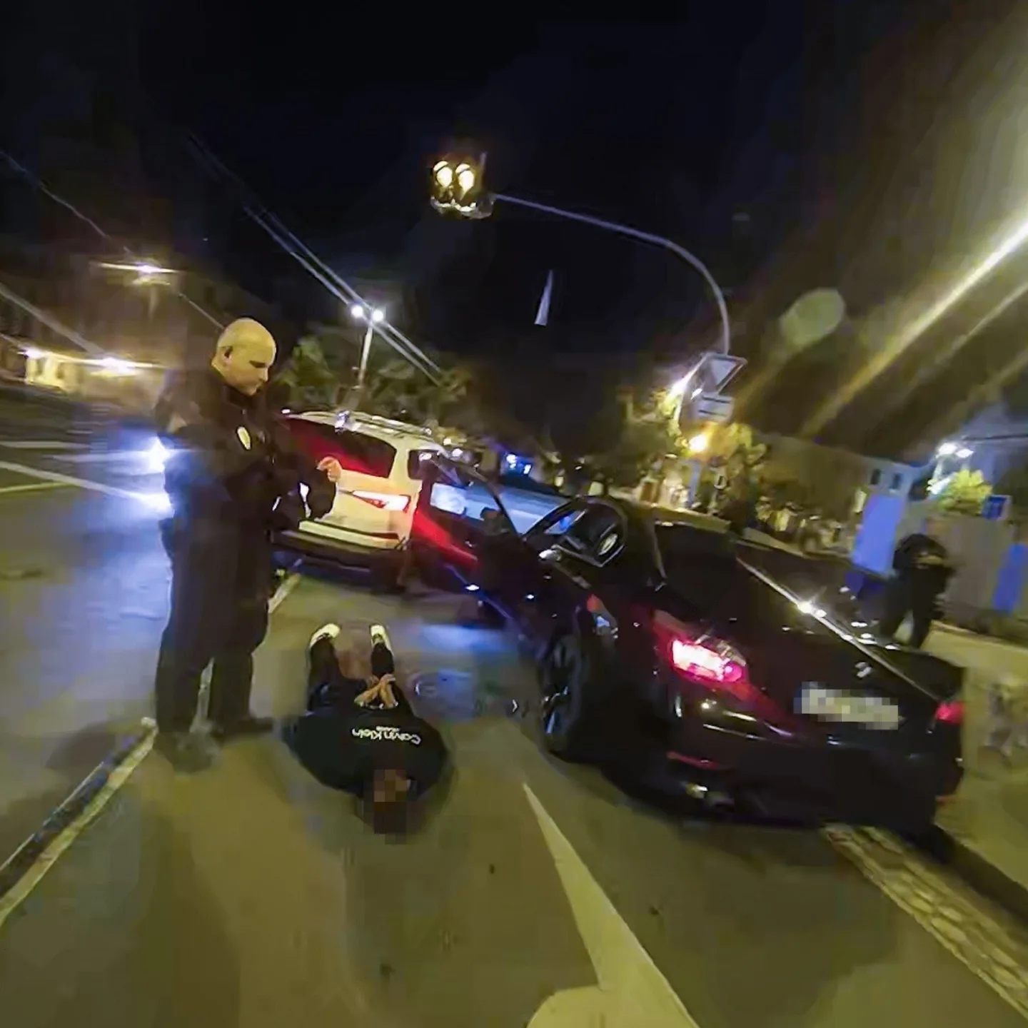 Řidič BMW hnal ulicemi města a ujížděl policii. Jeho vysvětlení bylo absurdní